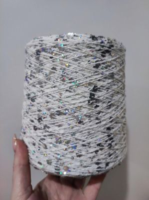 Пряжа с пайетками 013 нить белая, пайетка цветочек серебро, голография (98% хлопок, 2% полиамид) 120 м/50 гр 